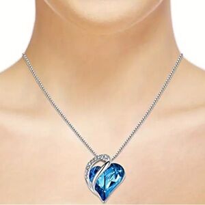 fashionable crystal pendant necklace